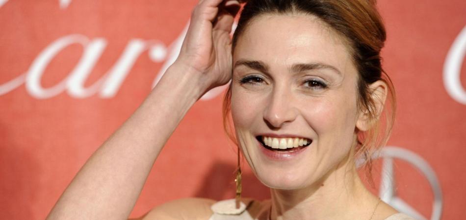 Sbatti La Foto Di Julie Gayet In Topless In Prima Pagina Giornalettismo