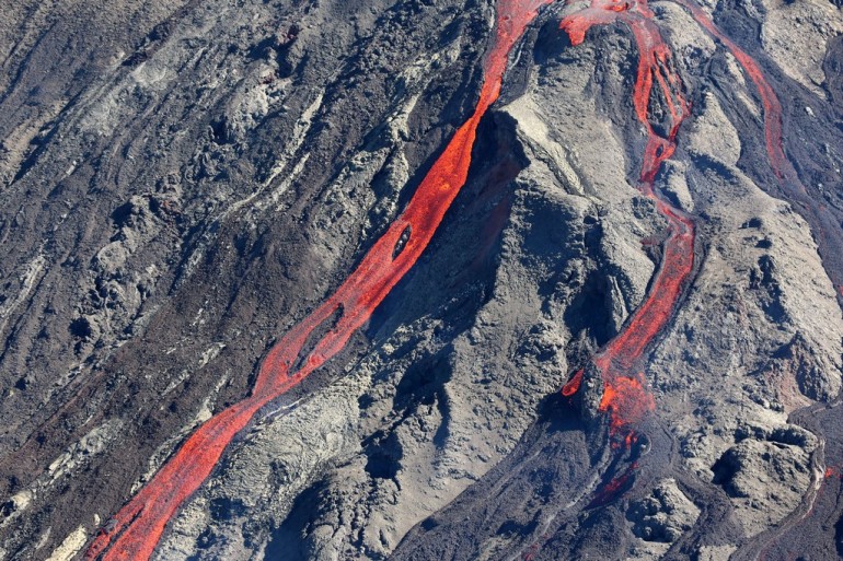 Una lingua di lava scende dal cono vulcanico (Photo credit RICHARD BOUHET/AFP/Getty Images)