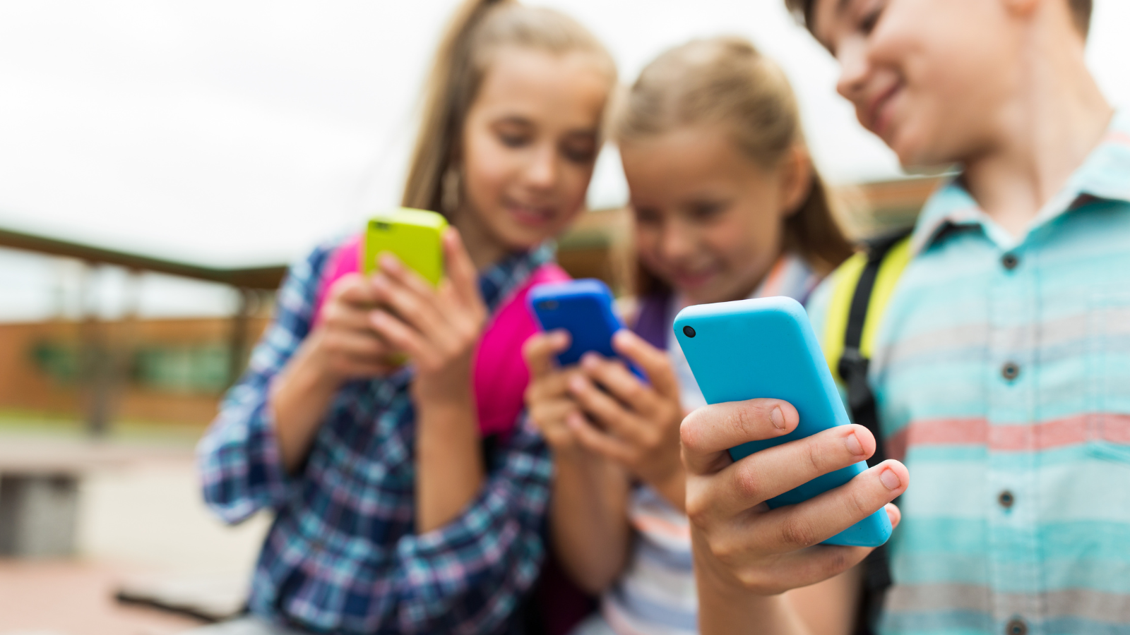 Il governo vuole vietare gli smartphone alle elementari e medie